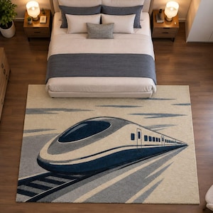 Könnte beinhalten: Ein rechteckiger Teppich mit einer Grafik eines Hochgeschwindigkeitszuges in Marineblau, Hellblau und Creme. Das Design zeigt eine stromlinienförmige Lokomotive, die sich auf Schienen mit Bewegungslinien vor einem neutralen Hintergrund bewegt.
