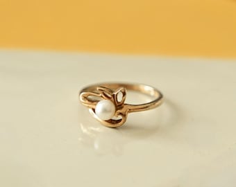 Vintage Mid Century 10 Karat Yellow Gold Natural Pearl Floral Ring
