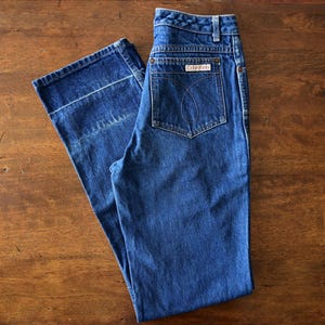 Jeansy Calvin Klein z lat 80. z 5 kieszeniami i ciemnym spraniem, z wysokim stanem i prostymi nogawkami, rozmiar 8, 25 x 33 cale | Wyprodukowano w USA