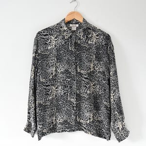 Camisa de manga larga con botones, de seda fina gris y estampado de leopardo de Fu Da, de los años 90, talla M.