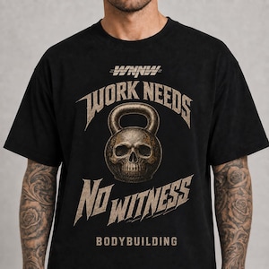 Puede incluir: Una camiseta negra de manga corta con un gráfico de una pesa rusa con forma de calavera. El texto dice WNW, WORK NEEDS NO WITNESS y BODYBUILDING en una fuente desgastada de color claro. El diseño está centrado en el pecho de la prenda.