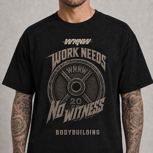 Puede incluir: Una camiseta negra de manga corta con un estampado gráfico de un disco de pesas con el texto WNNW, WORK NEEDS NO WITNESS, 20 KG y BODYBUILDING. El diseño está centrado en el pecho en una paleta de colores marrón claro desgastado.
