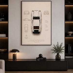 Peut inclure: Une affiche encadrée présentant une vue de dessus d'un modèle de voiture de sport blanche sur fond crème. L'impression comprend des dessins techniques, des spécifications comme un moteur 3,0 litres flat-six et une citation de Ferdinand Porsche.