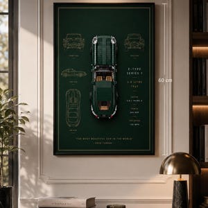 Peut inclure: Une affiche encadrée de 40 cm sur 60 cm sur fond vert foncé avec un modèle 3D d'une voiture E-Type Series 1 vert foncé. L'impression comprend des dessins techniques, les spécifications du véhicule et la citation "The most beautiful car in the world" - Enzo Ferrari.