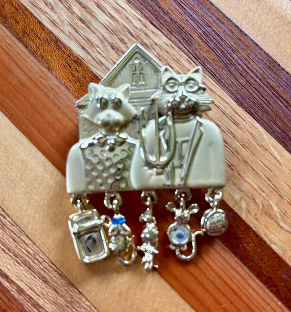 Vintage American Gothic Cat Brooch