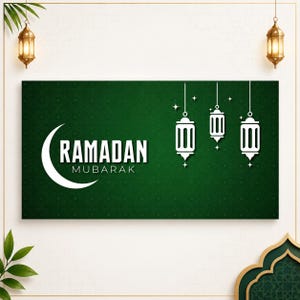 Könnte beinhalten: Ein rechteckiges grünes Schild mit dem weißen Text Ramadan Mubarak, einer weißen Mondsichel und drei hängenden Laternenillustrationen. Das Design enthält dekorative goldene Laternen in den Ecken und einen goldenen Rahmen.