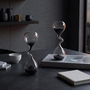 Curved Glass Hourglass Design, Minimalist Table Decoration, Modern Black Sand, Decorative Object for Office or Living Room, Original Zen Gift