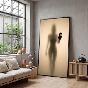 Lienzo con silueta femenina misteriosa, arte abstracto de sombras, impresión de atmósfera melancólica.