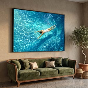 Lienzo de mujer nadando bajo el agua, arte acuático en una piscina azul, decoración de pared con reflejo de la luz del sol.