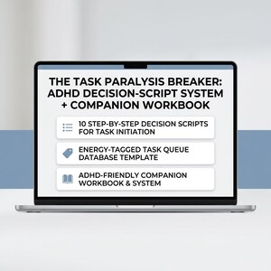 Könnte beinhalten: Ein Laptop-Bildschirm mit dem Titel THE TASK PARALYSIS BREAKER: ADHD DECISION-SCRIPT SYSTEM + COMPANION WORKBOOK. Er listet drei Funktionen auf: 10 Schritt-für-Schritt-Entscheidungsskripte zur Aufgabeninitiierung, eine energiebasierte Aufgabenlisten-Datenbankvorlage und ein ADHD-freundliches Begleitarbeitsbuch.