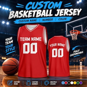 Può includere: Una canotta da basket rossa con bordini bianchi, che presenta la scritta TEAM NAME e il numero 00 sul davanti, e YOUR NAME con il numero 00 sul retro. La canotta è mostrata su uno sfondo di un campo da basket con del testo.
