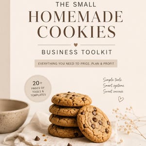 Könnte beinhalten: Ein digitaler Leitfaden mit dem Titel THE SMALL HOMEMADE COOKIES BUSINESS TOOLKIT mit dem Text 20+ PAGES OF TOOLS & TEMPLATES und EVERYTHING YOU NEED TO PRICE, PLAN & PROFIT. Ein Stapel Schokoladenkekse liegt auf einem weißen Tuch.