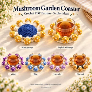 Könnte beinhalten: Mushroom Garden Coaster Häkel-PDF-Anleitung mit fünf Farbvarianten. Die Untersetzer sind kreisförmig und mit kleinen gehäkelten Pilzen am Rand verziert. Die Farben umfassen Blau, Violett, Lavendel und Anthrazit mit gelben oder weißen Kappen.