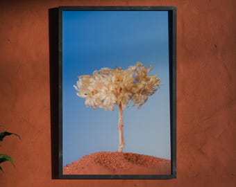 Botanischer Assemblage-Druck, surreales Stillleben – „Ewig blühend“, Kollektion „Organische Resonanzen“
