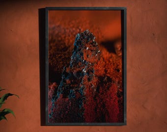Surrealistische Stilllebenfotografie, Wandkunst aus Wüstenmineralien – „Glänzendes Karbid, das sich in der Ödnis materialisiert“