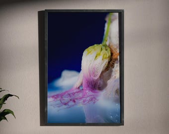 Botanische Assemblage-Druckgrafik, surreales Stillleben – „Flüstern der Wiederbelebung“, Kollektion „Organische Resonanzen“