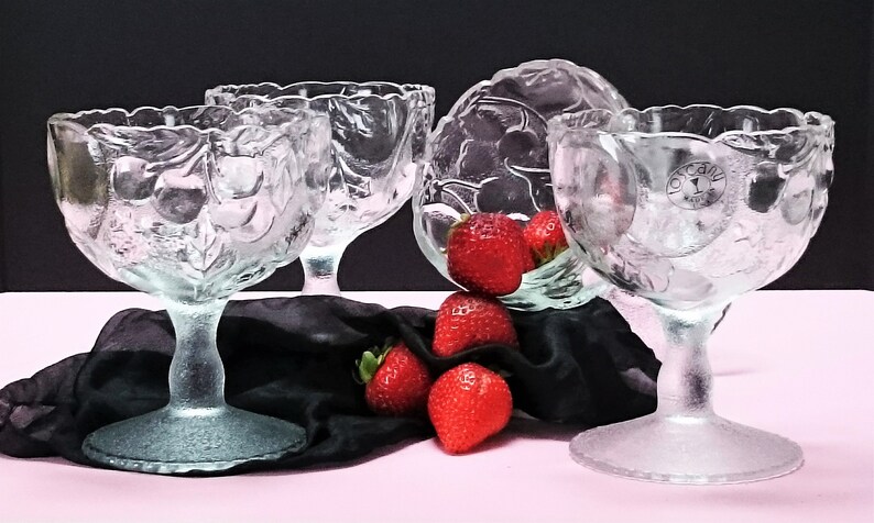 Grapefruit Dishes Footed Dessert Bowls Toscany USA Embossed Fruit Goblets Pedestal Bowl Set of 4 Footed Fruit Bowls Grapefruit Bowls