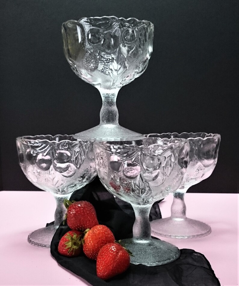 Grapefruit Dishes Footed Dessert Bowls Toscany USA Embossed Fruit Goblets Pedestal Bowl Set of 4 Footed Fruit Bowls Grapefruit Bowls