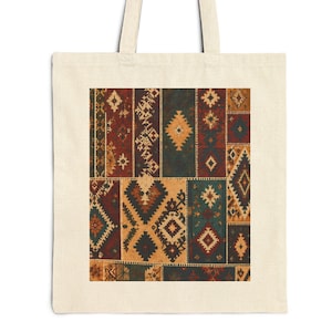 Könnte beinhalten: Eine cremefarbene Stofftasche aus Segeltuch mit einem zentralen rechteckigen Aufdruck im Patchwork-Design. Der Aufdruck zeigt verschiedene vertikale Paneele in Dunkelrot, Marineblau und Senfgelb, die mit komplexen geometrischen Mustern verziert sind.