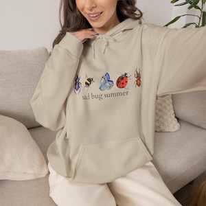 Sudadera de verano con diseño de escarabajo, mariquita y mariposa de estilo indie folk.