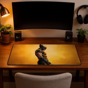 Peut inclure: Un tapis de bureau rectangulaire présentant une illustration graphique d'un personnage avec un masque jaune et noir, des bras musclés et des griffes métalliques. Le personnage est sur un fond jaune vif avec une bordure noire.