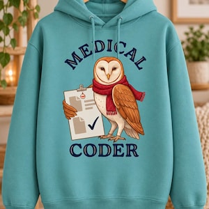 Puede incluir: Una sudadera con capucha de color verde azulado que presenta un gráfico de una lechuza con una bufanda roja y un portapapeles. El texto MEDICAL CODER está impreso en azul oscuro, con una marca de verificación azul en el documento.