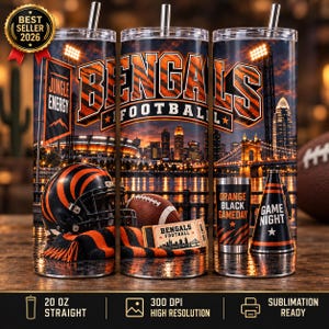 Può includere: Un bicchiere dritto da 20 oz a tema football dei Cincinnati Bengals con uno skyline cittadino al tramonto, un casco, un pallone da football, un biglietto e un megafono. Il design include il testo Bengals Football, Jungle Energy, Orange Black Gameday e Game Night.
