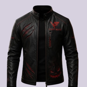Op de afbeelding: Een zwarte jas met rode accenten, voorzien van een opstaande kraag, een ritssluiting aan de voorzijde en geribbelde schouderpanelen. De borst toont de rode tekst KANSY MOTO met logo, klauwmarkeringen en een rood pompoenontwerp onderaan.
