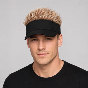以下が含まれることがあります： 上部にスパイク状のブロンドヘアが付いた黒いバイザー。バイザーは無地の黒いツバとマッチする黒いヘッドバンドが特徴で、合成毛は短く質感のある直立したスタイルに整えられています。