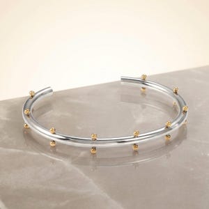 Tvåfärgat rostfritt stålkula med manschett – armband i polerat silverguld
