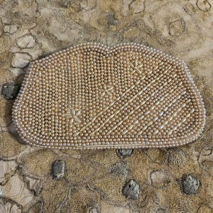¡Hermoso bolso de noche con cuentas de perlas color crema de los años 50 y correa trasera!