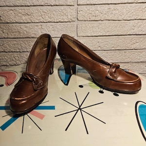 1940&#39;s Brown Leather Day Shoes with Knot Detail on Front! Size 7AA