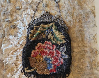 Monedero victoriano de cuentas: estilo floral, marco ornamentado