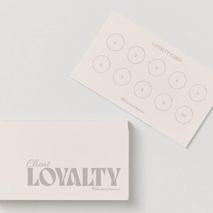 Peut inclure: Deux cartes de fidélité rectangulaires de couleur beige clair. Une carte affiche le texte "Client LOYALTY" et "@businessname". L'autre carte présente le texte "LOYALTY CARD", "@businessname" et dix cercles numérotés disposés sur deux rangées.