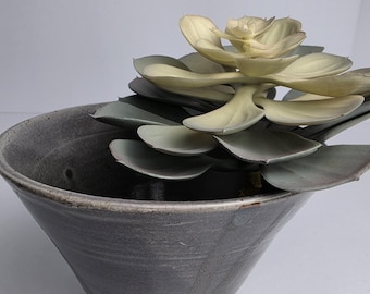 Ceramica artigianale in gres, ciotola per matcha o noodles, tonalità terrose, smalto scuro.