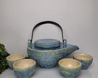 Vintage Bombay Company Teekannen-Set aus gesprenkelter blaugrüner Keramik mit floraler Prägung (5-teilig)