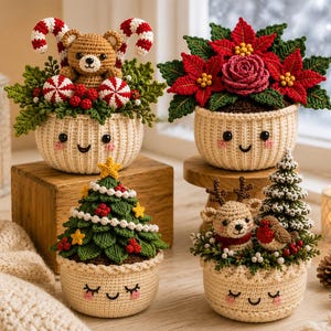 Puede incluir: Cuatro macetas amigurumi de ganchillo con caras sonrientes. Una presenta un oso con bastones de caramelo, otra tiene flores de pascua rojas, una es un árbol de Navidad decorado y otra incluye un reno y un petirrojo. Todas son color crema.