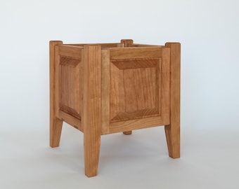 Soporte para plantas de cerezo macizo, paneles biselados, macetero de madera hecho a mano para maceta de 20 cm.