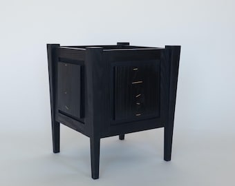 Soporte para plantas de fresno ebonizado hecho a mano, con incrustaciones de latón, maceta de 8 pulgadas (14" de alto).