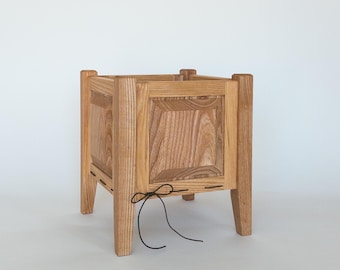 Soporte para plantas de fresno con base de cuero tejido, macetero de madera hecho a mano para maceta de 8 pulgadas.