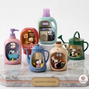 Pode incluir: Uma coleção de seis dioramas em miniatura com personagens Snoopy dentro de vários objetos domésticos, incluindo um dispensador de sabonete rosa, uma garrafa vermelha, um detergente azul claro, um bule azul, uma jarra bege e um regador verde.
