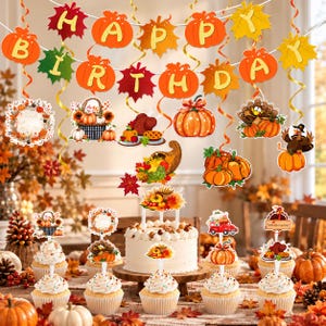 Puede incluir: Un conjunto de decoración para fiestas con temática de Acción de Gracias que incluye una pancarta de Happy Birthday con recortes de calabazas naranjas y hojas amarillas, serpentinas colgantes y adornos para pasteles.