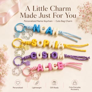 Puede incluir: Cuatro llaveros personalizados con cordones trenzados de colores y cuentas de letras que forman NOAH, SOPHIA, CUSTOM y ALICE. Cada llavero incluye una anilla metálica, un dije de estrella y una flor transparente. El texto dice: A Little Charm Made Just For You.