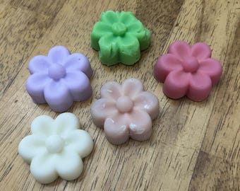 Gästeseife, handgefertigte Blumen- und Schmetterlingsformen. Erhältlich im 3er-Pack.