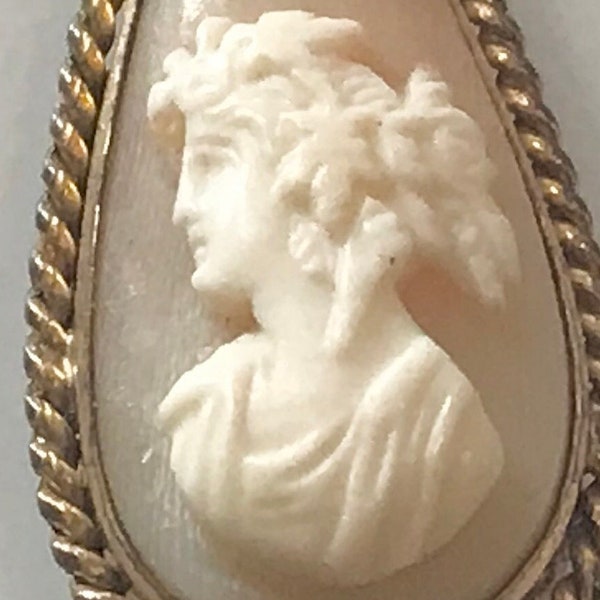 Exquisite 14K Yellow Gold Pear Shape Carved Victorian Shell Cameo Pendant Necklace