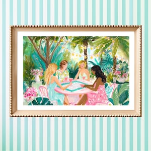 K&ouml;nnte beinhalten: Ein gerahmter Kunstdruck, der vier Personen an einem runden rosa Tisch in einem &uuml;ppigen tropischen Garten zeigt. Sie spielen ein Fliesenspiel und halten rosa Getr&auml;nke. Die Szene zeigt leuchtend gr&uuml;nes Laub, Lichterketten und Blumen.