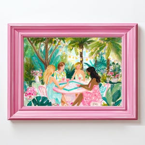 K&ouml;nnte beinhalten: Ein gerahmter Kunstdruck, der vier Personen zeigt, die an einem runden rosa Tisch in einem &uuml;ppigen tropischen Garten sitzen und ein Brettspiel spielen, mit Lichterketten, leuchtend gr&uuml;nem Laub und rosa Blumenakzenten, eingefasst in einen rosa Rahmen.