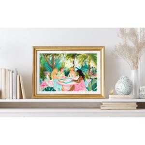 K&ouml;nnte beinhalten: Ein gerahmter Kunstdruck mit einer Aquarellillustration von vier Personen, die an einem runden Tisch in einem &uuml;ppigen tropischen Garten sitzen. Die Szene zeigt sattes gr&uuml;nes Laub, rosa Blumen, Lichterketten und ein Brettspiel auf dem Tisch.
