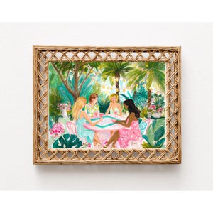K&ouml;nnte beinhalten: Ein gerahmter Kunstdruck mit einer farbenfrohen Illustration von vier Personen, die an einem runden rosa Tisch sitzen und in einem &uuml;ppigen tropischen Garten mit Palmen, Lichterketten und leuchtend rosa Blumenarrangements ein Brettspiel spielen.