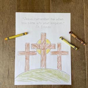Może przedstawiać: Rysunek trzech krzyży na wzgórzu, pokolorowany brązowymi i zielonymi kredkami. Obrazek zawiera cytat: „Jezu, wspomnij na mnie, gdy przyjdziesz do swego królestwa.” i nazwisko „St. Dismas”.